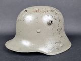 un vieux casque avec un trou au milieu
