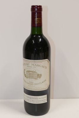 une bouteille de vin posée sur une table