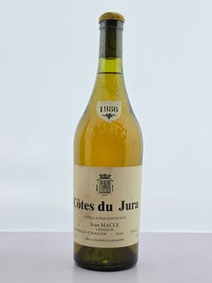 une bouteille de vin posée sur une table