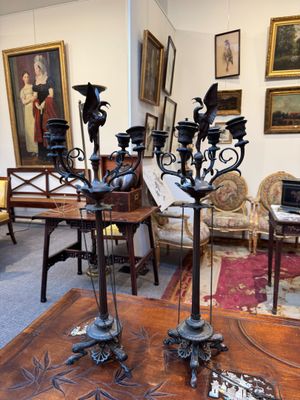 Paire de candélabres en métal patiné reposant sur trois pied…