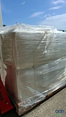 une grosse pile d'emballages en plastique empilés sur une palette