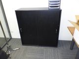 une armoire noire dans un coin de la pièce