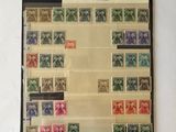 un gros plan d'un morceau de papier avec des timbres dessus