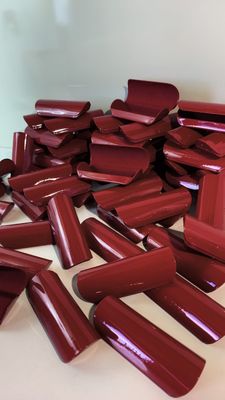 une pile de tuyaux en plastique rouge posée sur une table