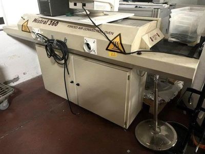 a machine that is sitting on a table in a room