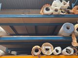 de nombreux rouleaux de papier toilette posés sur une étagère