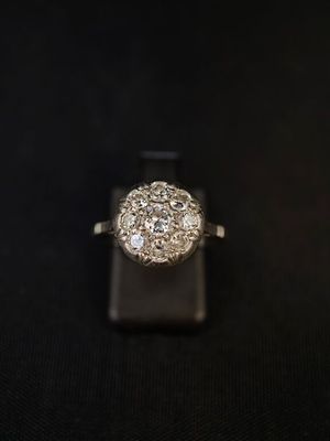 gros plan d'une bague en diamant sur une surface noire