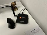 un bureau sur lequel se trouvent une souris et un téléphone portable