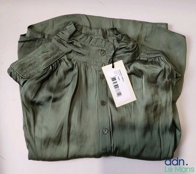 une chemise verte avec une étiquette, posée sur une table