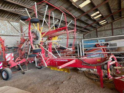 une grosse machine rouge garée à l'intérieur d'un bâtiment