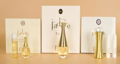 trois flacons de parfum posés l'un à côté de l'autre sur une table