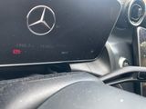 un gros plan sur le tableau de bord d'une voiture avec un volant