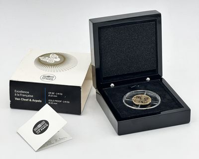 une petite boîte contenant une pièce et une carte