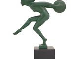 une image représentant une statue d'une femme tenant un ballon de basket