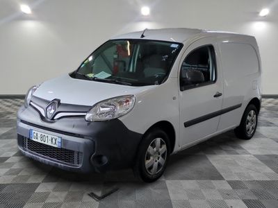 la photo d'une camionnette blanche garée dans un garage