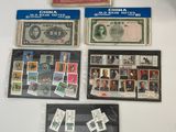 de nombreux types de timbres différents exposés sur une table