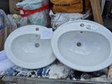 deux éviers blancs posés sur une table