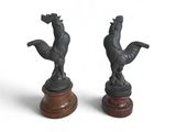 paire de figurines anciennes représentant des coqs, en bronze, sur des socles en bois