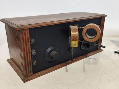 une radio à l'ancienne posée sur une table