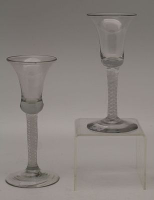 Réunion de deux verres Twist, en verre