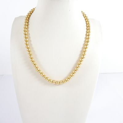 un collier de perles en or sur un mannequin mannequin mannequin mannequin mannequin mannequin mannequin mannequin mann