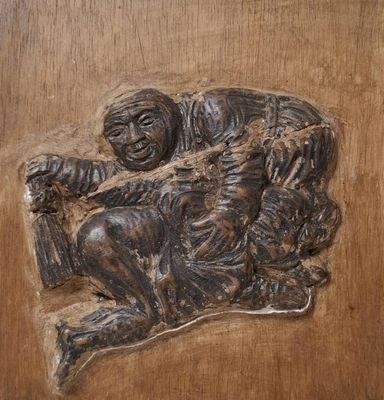 une sculpture représentant un homme et un enfant sur une porte en bois