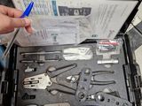 une personne tenant une trousse à outils dans un étui
