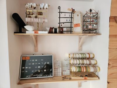 une étagère sur laquelle se trouvent de nombreux objets différents