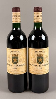 deux bouteilles de vin rouge posées l'une à côté de l'autre sur une table
