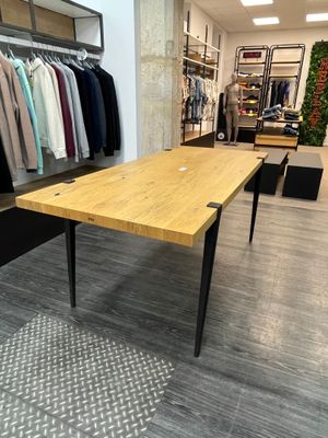 une table en bois au milieu d'une pièce