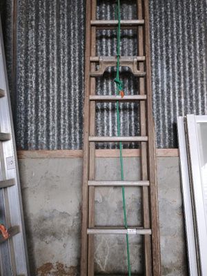 une échelle adossée au mur d'une pièce