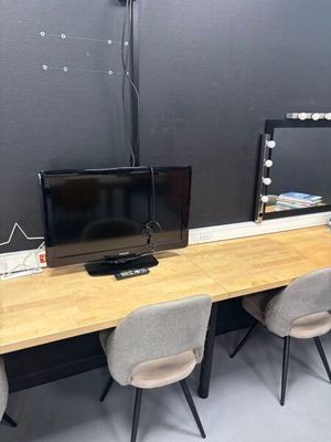 un bureau d'ordinateur sur lequel sont posés deux écrans
