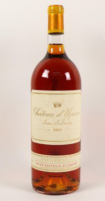 gros plan d'une bouteille de vin sur une surface blanche