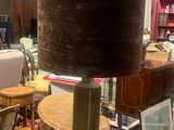 une lampe posée sur une table dans une pièce