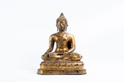 statue d'un Bouddha assis sur une estrade, sur fond blanc