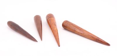 trois types différents de baguettes en bois sur une surface blanche