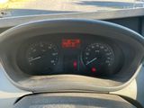 un gros plan sur le tableau de bord d'une voiture avec un compteur de vitesse