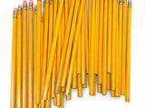 une pile de crayons jaunes est alignée en rang
