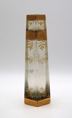 un vase en verre transparent orné d'un motif doré