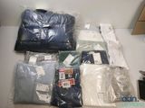 une pile de vêtements posée sur une table