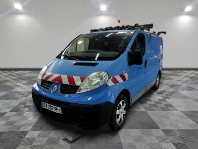 la photo d'une camionnette bleue garée dans un garage