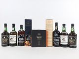 six bouteilles de différentes sortes d'alcool sont alignées en rang