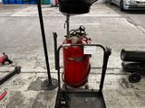 un extincteur posé sur un chariot dans un garage