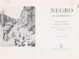 deux pages d'un livre sur lesquelles figure une illustration d'une rue de la ville
