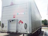 un camion blanc qui roule sur la route