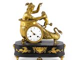 une horloge posée sur une table