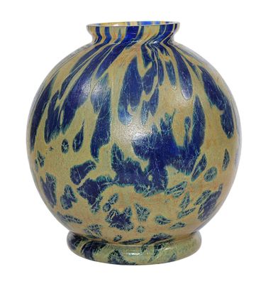 VASE boule sur talon en verre marmoréen bleu, hauteur : 17 c…