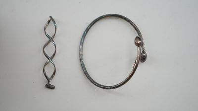 Bracelet grecque à décor de cœurs , argent non poinçonné; et… - Photo 1