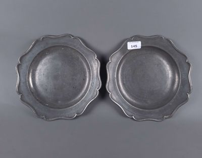 une paire d'assiettes plaquées argent aux bords festonnés