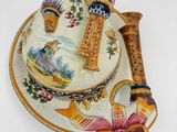 une assiette avec une cuillère et une assiette sur laquelle est représenté un oiseau